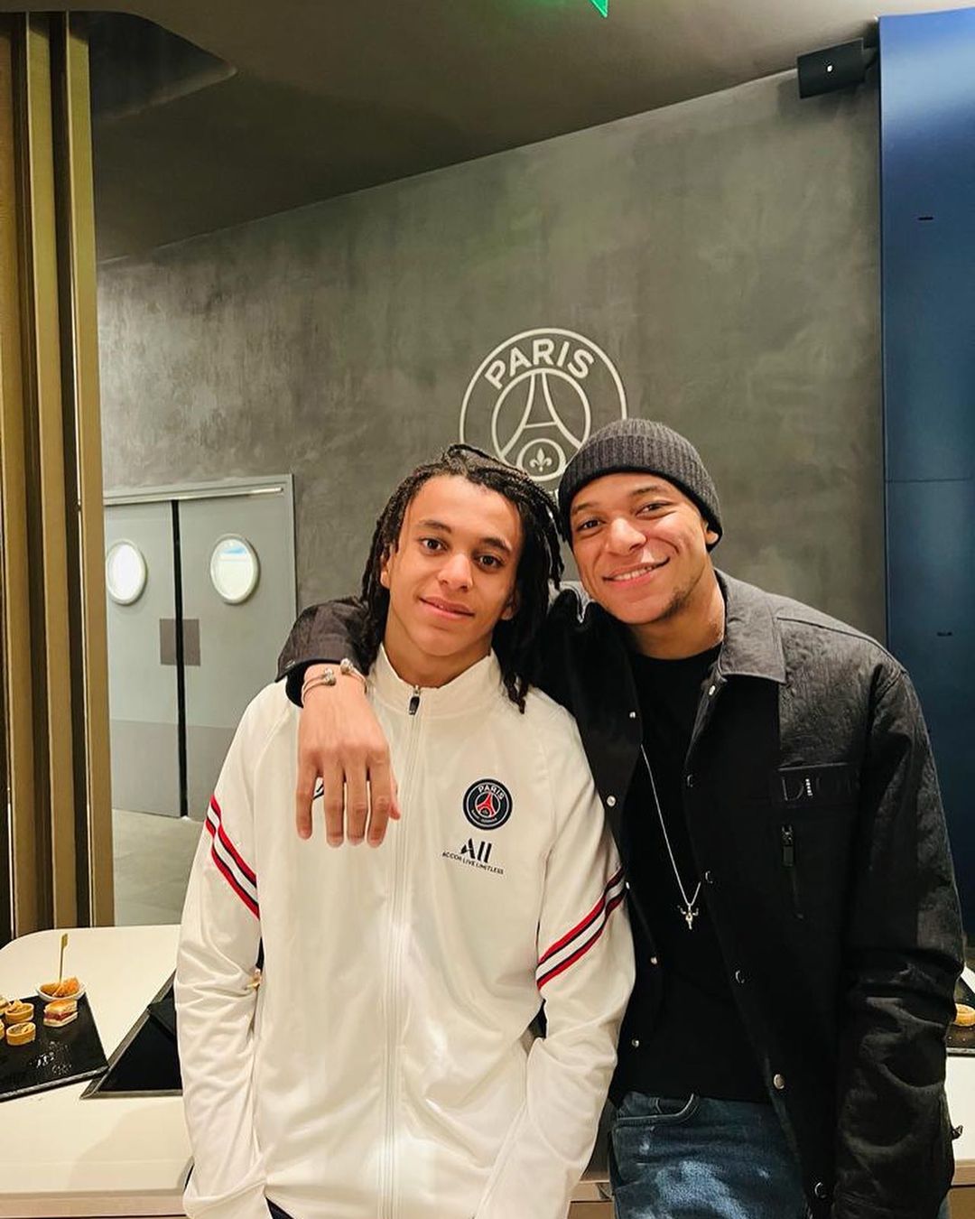 姆巴佩：我弟弟童年過(guò)得很不容易，因?yàn)榭傆腥颂嵝阉俏业牡艿?> </a>
                            <div   id=