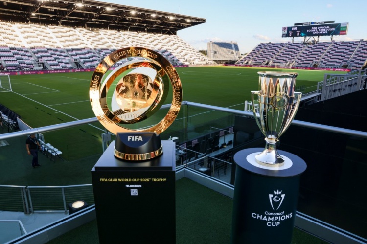 熠熠生輝！國(guó)際足聯(lián)官方曬照：世俱杯獎(jiǎng)杯亮相邁阿密大通球場(chǎng)