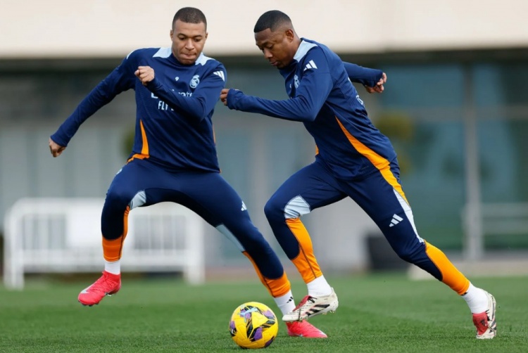 官方：皇馬今日進(jìn)行訓(xùn)練，因牙齒問題缺戰(zhàn)的姆巴佩已回到訓(xùn)練場(chǎng)