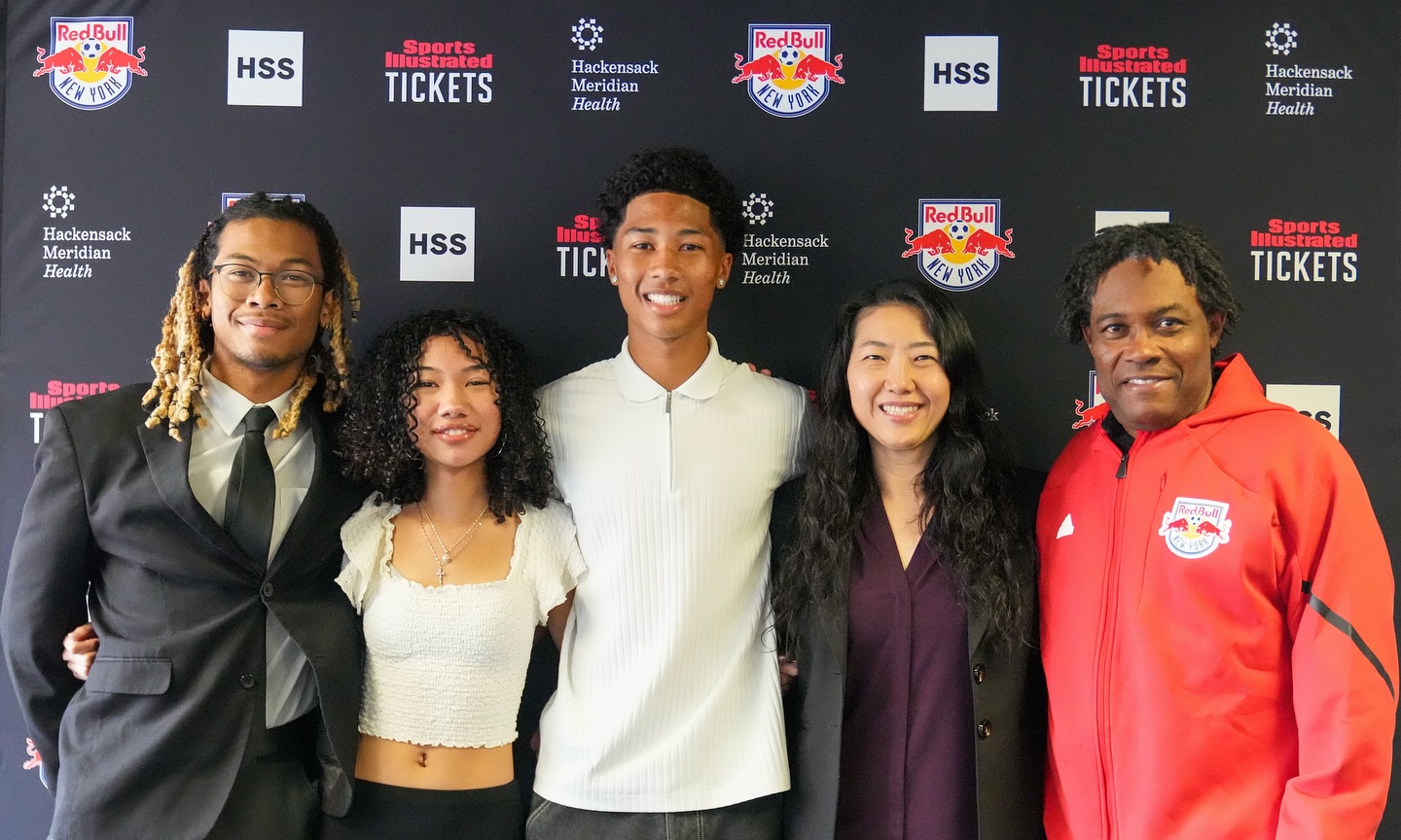 有歸化之心？18歲紐約紅牛小將身披中國(guó)國(guó)旗簽約，中文名雷震宇