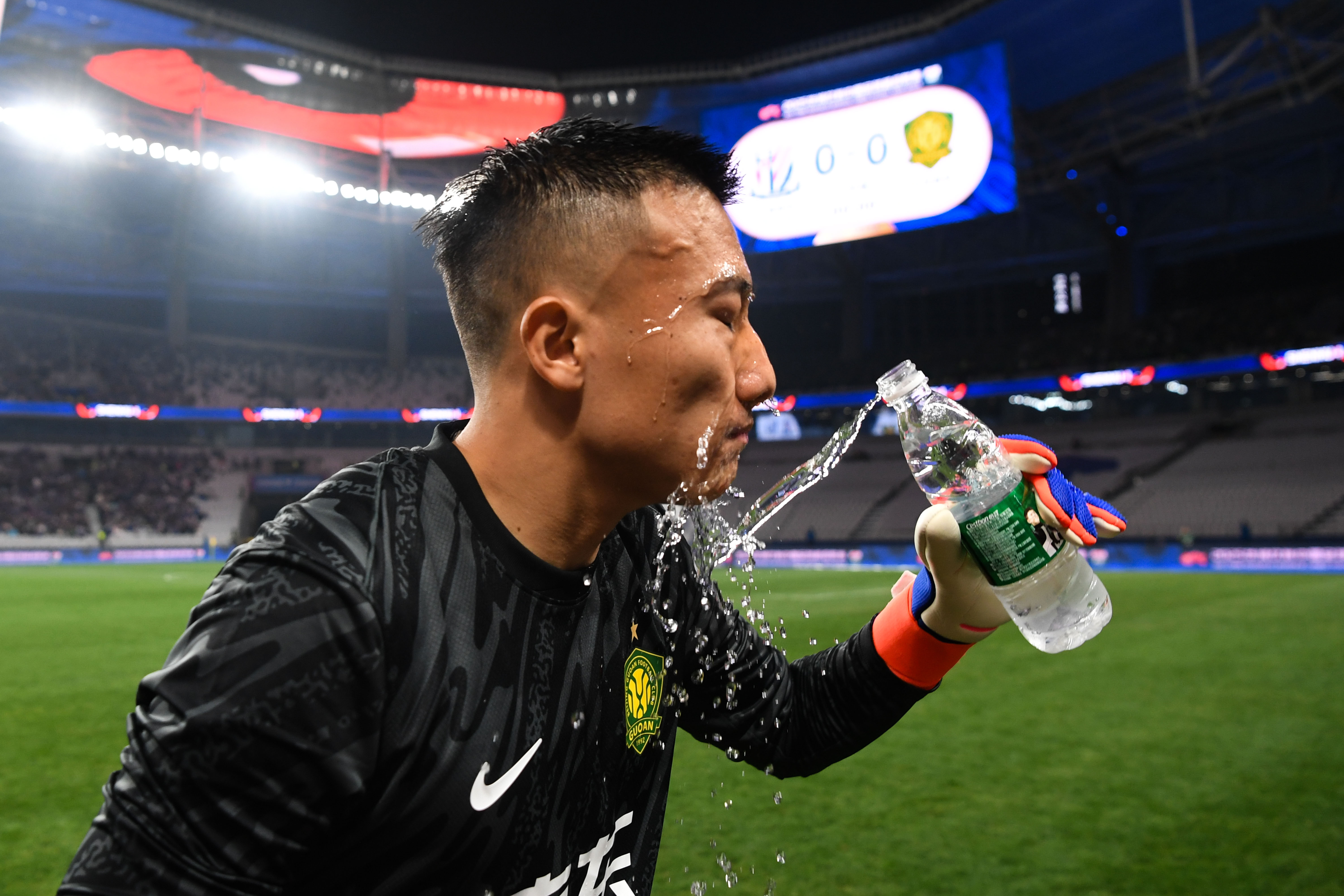 這國門不太合格！韓佳奇上半場脫手+拳擊送點 申花2球他都有責(zé)任