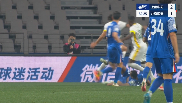 VAR不介入？艾迪禁區(qū)內(nèi)亮鞋底鏟到張玉寧小腿，裁判沒(méi)有表示