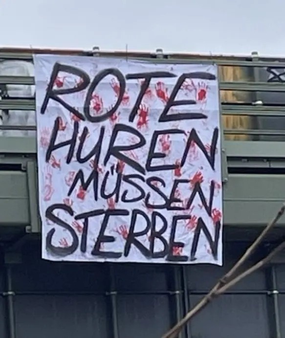 慕尼黑1860球迷多處掛橫幅&涂鴉侮辱拜仁：紅色妓女必須死！