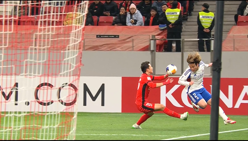 裁判沒看到！明天用手將球推出底線，橫濱要任意球&裁判給了角球