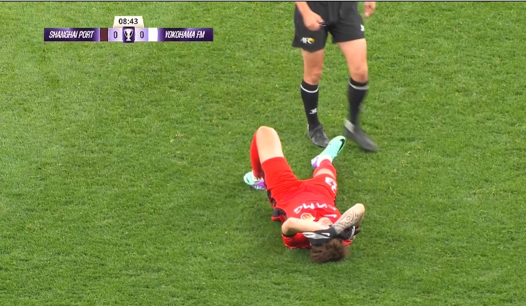 開場9分鐘傷退！傅歡回傳后倒地，無法堅(jiān)持被換下場