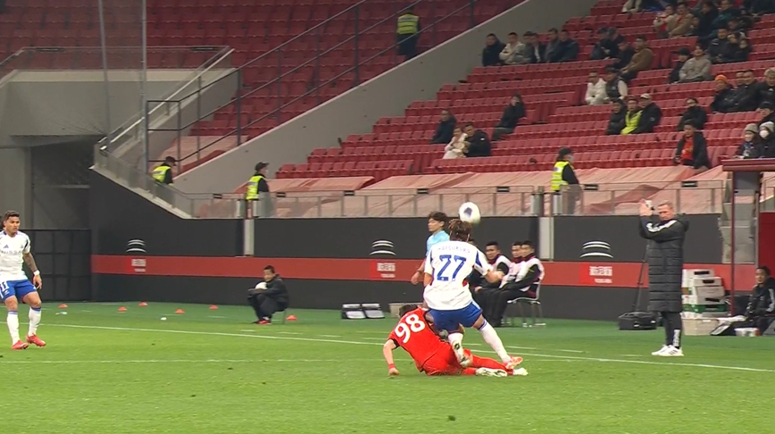 動(dòng)作有點(diǎn)大！維塔爾側(cè)面飛鏟犯規(guī)，開場14分鐘染黃！