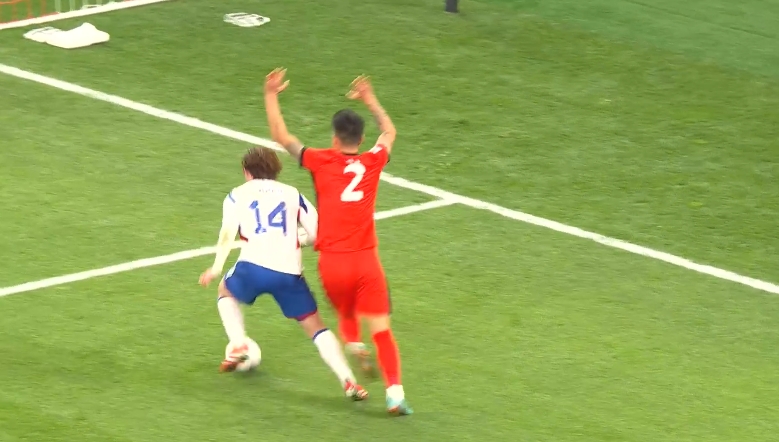 李昂被植中朝日切內(nèi)線不敢做動(dòng)作，“高舉雙手”送對(duì)手下底倒三角