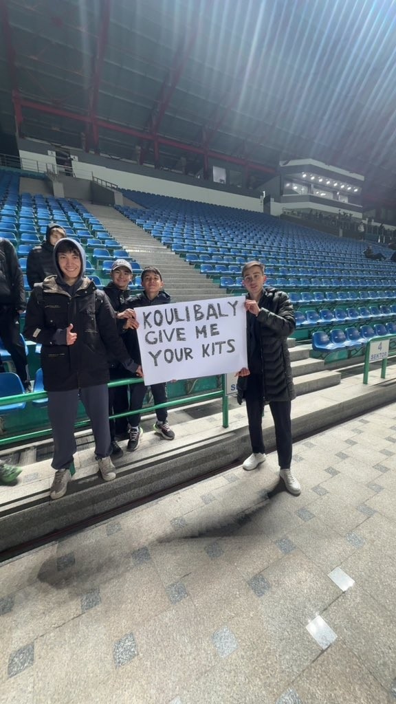 利雅得新月客戰(zhàn)塔什干棉農(nóng)！現(xiàn)場(chǎng)球迷打橫幅向庫利巴利索要球衣