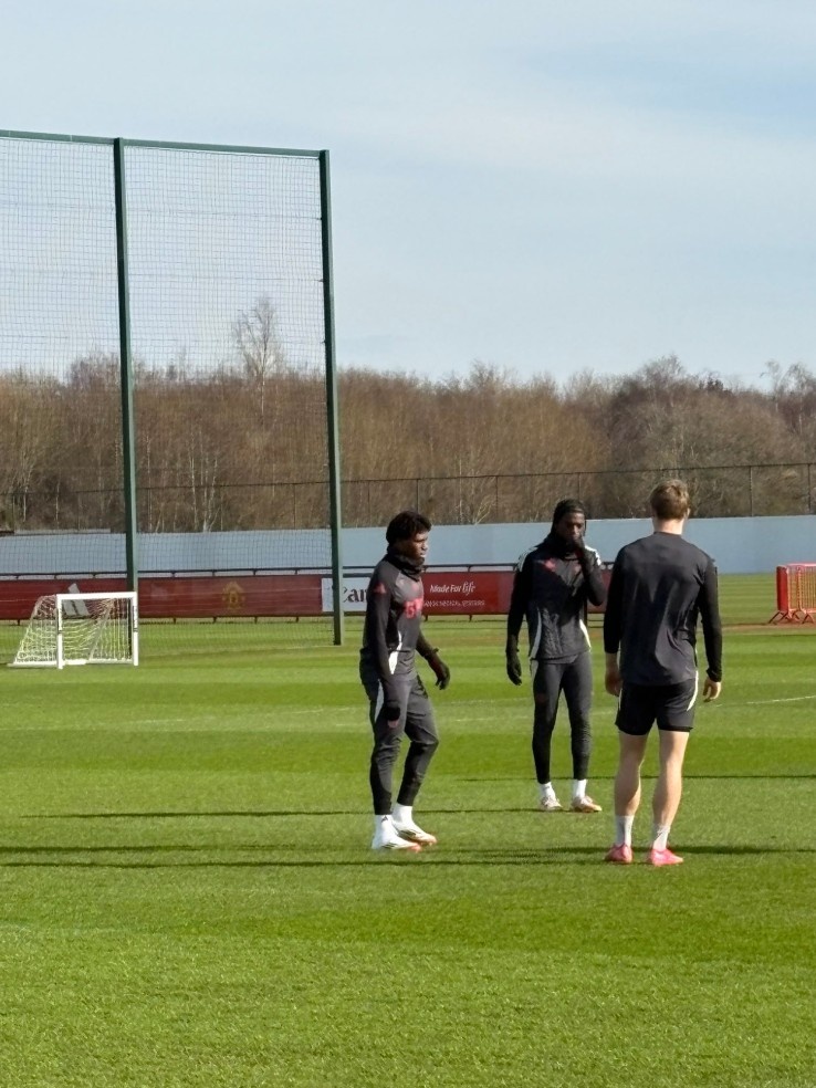 記者報曼聯(lián)訓練情況：馬奎爾&烏加特缺席，加納喬&多古參加訓練