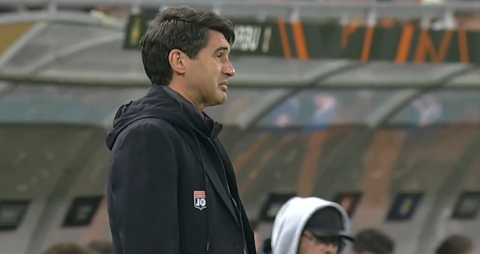 禁賽9個(gè)月！里昂進(jìn)球后豐塞卡被眾將擁抱，忍不住當(dāng)場哭了