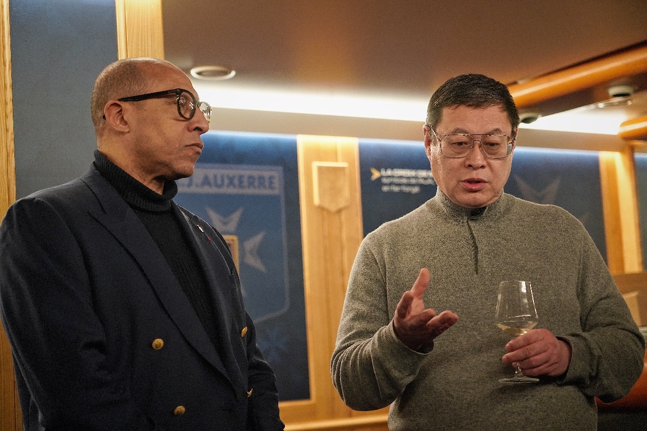 法國(guó)足協(xié)主席迪亞洛做客歐塞爾，并與董事會(huì)主席周云杰會(huì)晤