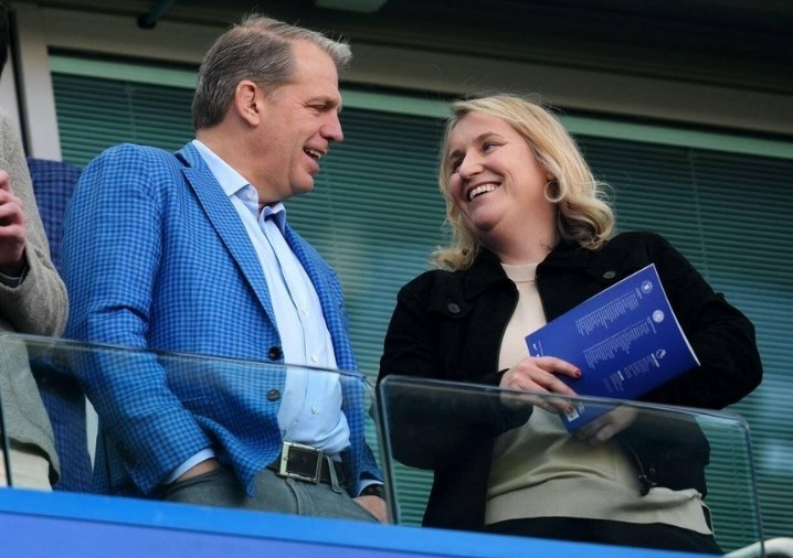 現(xiàn)場(chǎng)督戰(zhàn)，切爾西老板伯利與藍(lán)軍女足前主帥觀戰(zhàn)對(duì)陣萊斯特城