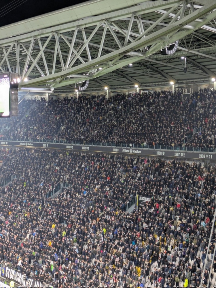 記者：尤文死忠比賽期間高呼“受夠你們了！尊重這件球衣！”