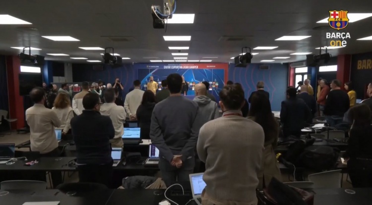 歐冠對(duì)陣本菲卡賽前發(fā)布會(huì)，弗里克&記者為米尼亞羅默哀1分鐘