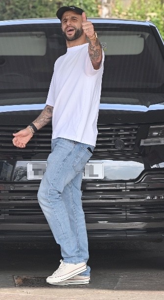 太陽報(bào)：沃克被拍到和妻子安妮一起出行，據(jù)說他們正在解決問題