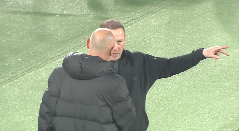 聊啥呢？穆斯卡特賽后與橫濱主帥寒暄，后者曾任英格蘭切爾西助教