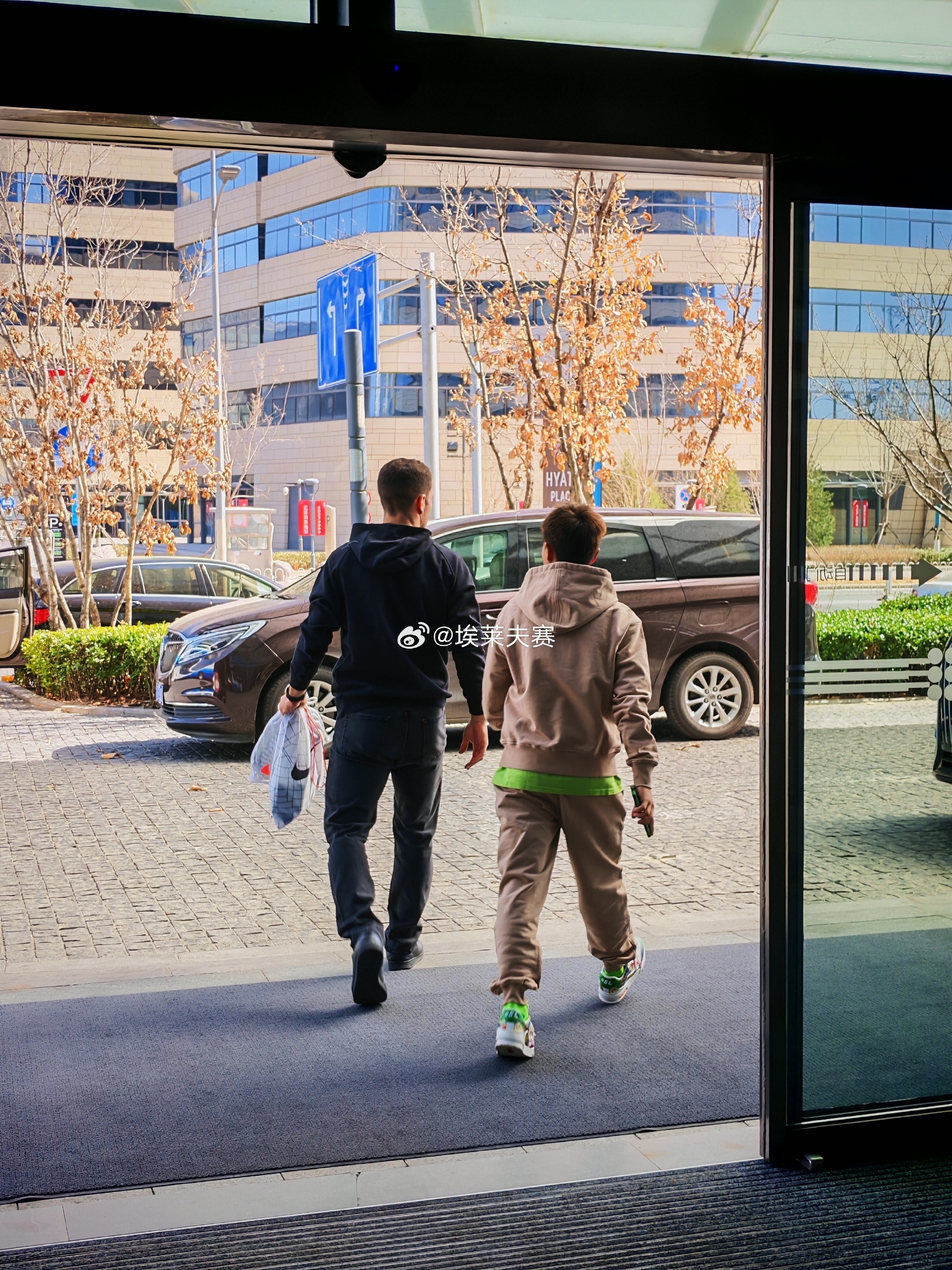 ?博主：塞鳥提前結(jié)束訓(xùn)練，在翻譯的陪同下離開基地