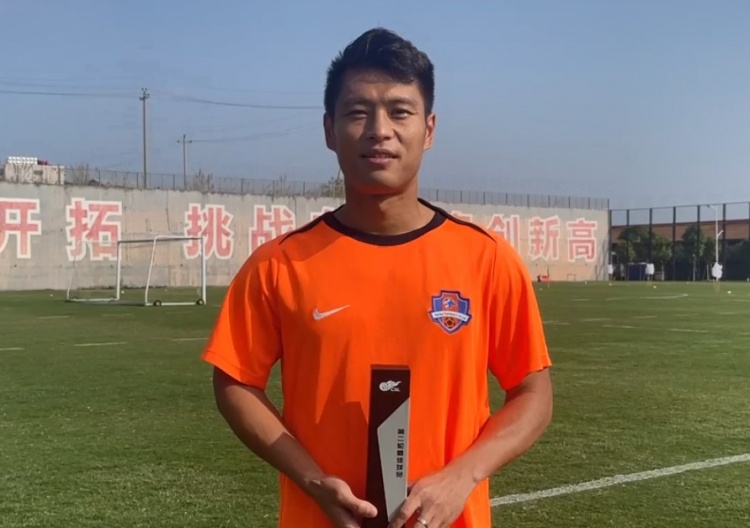 楊超聲領(lǐng)取第二輪最佳球員獎杯：我們會繼續(xù)加油，全力以赴