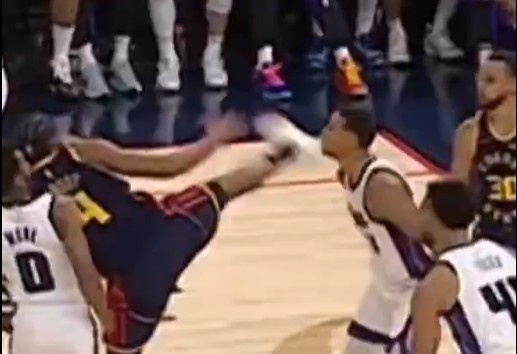 抬腳過(guò)高踢到了對(duì)手下巴！NBA官方：穆迪這一動(dòng)作被判1級(jí)惡犯