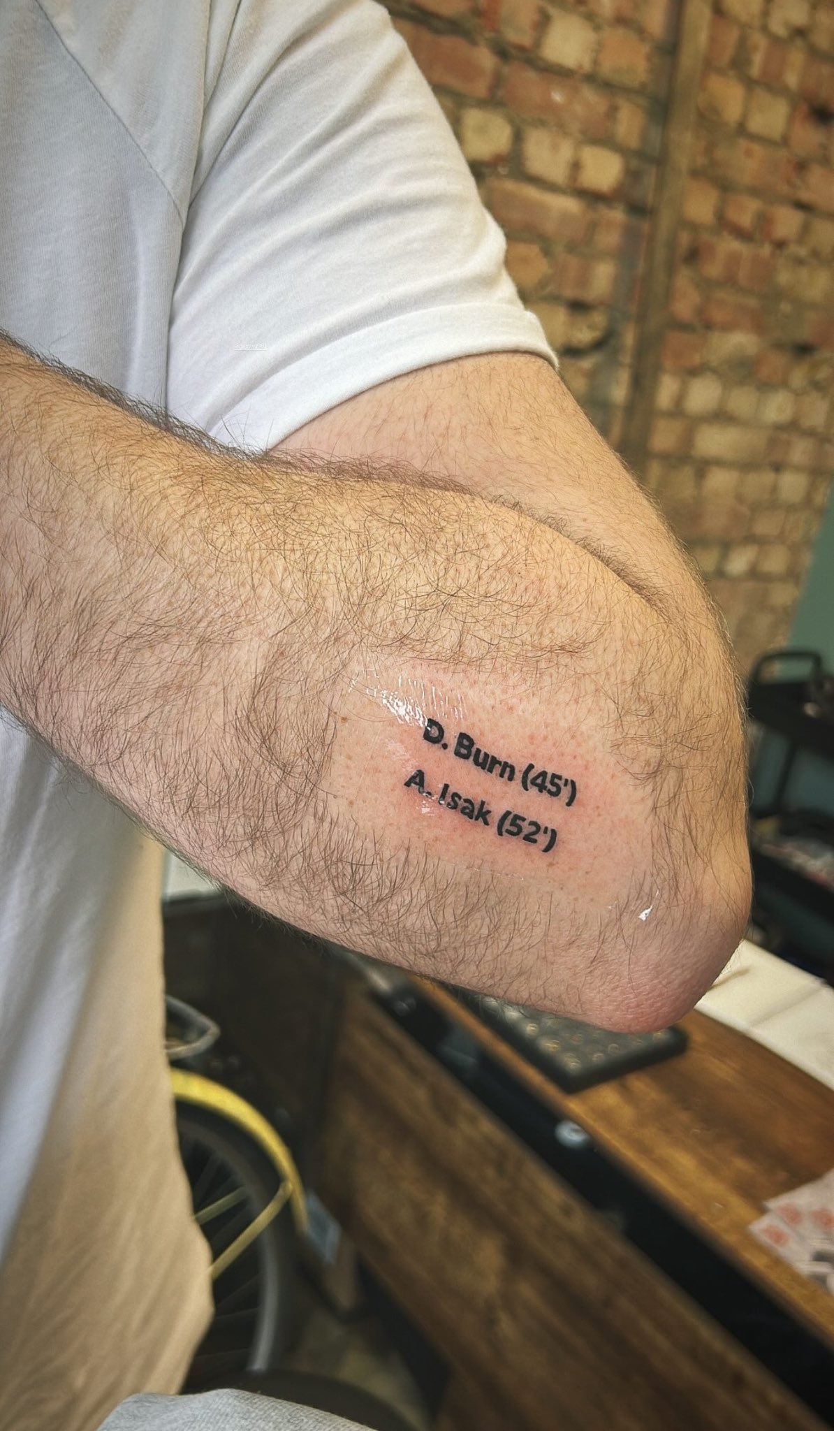 70年1次！聯(lián)賽杯奪冠后 紐卡球迷把丹伯恩和伊薩克姓名紋到手臂上