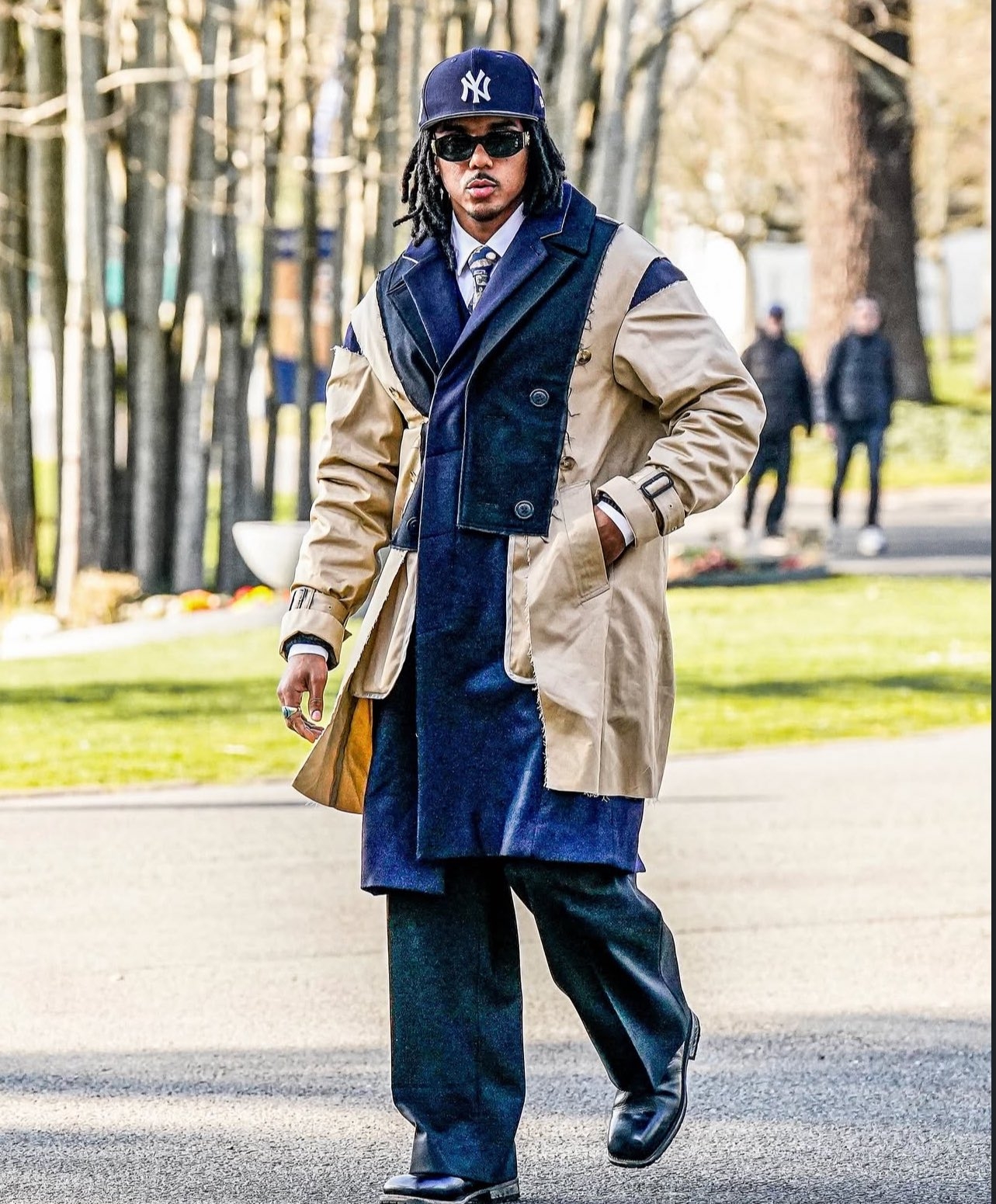 踢球的里面最會穿的！孔德抵達法國訓(xùn)練營，身著日本小眾品牌外套