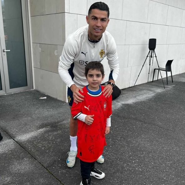 暖心！回國(guó)備戰(zhàn)間隙，C羅和病重小球迷見(jiàn)面并合影留念
