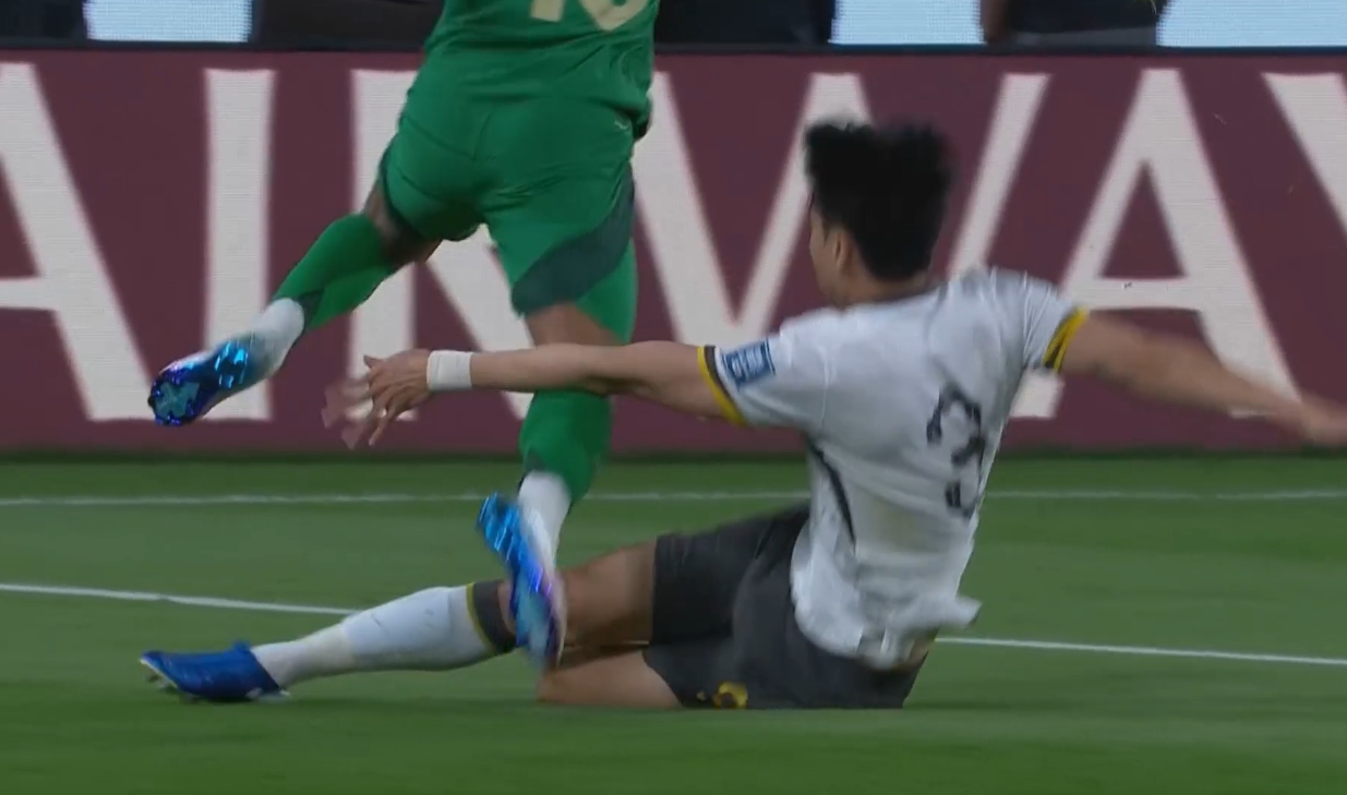 有點(diǎn)莽！高準(zhǔn)翼邊路鏟倒對(duì)手，裁判吹罰犯規(guī)但未出牌