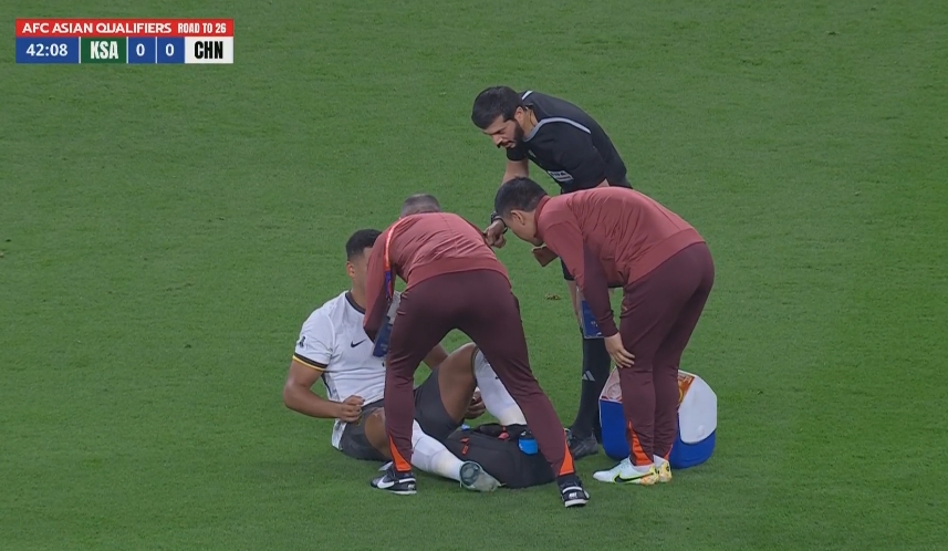 無法堅(jiān)持！蔣光太受傷第44分鐘被換下，31歲韓鵬飛替補(bǔ)登場(chǎng)首秀