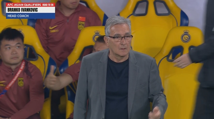 速效救心丸！國(guó)足開場(chǎng)還行→反擊滑倒、橫梁、丟球、傷退、直紅..