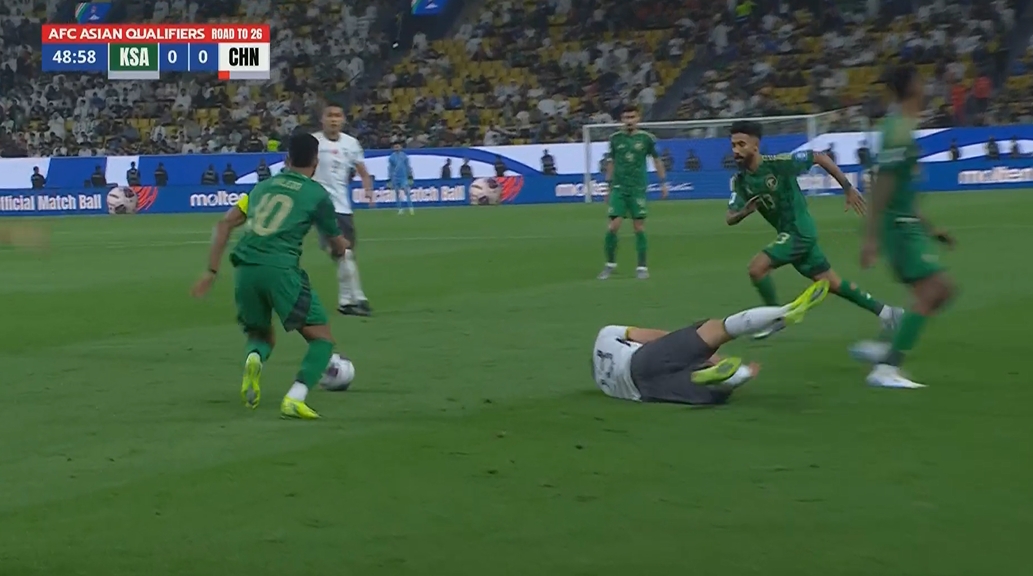 正常對抗or犯規(guī)？拜合拉木后場護球被斷，沙特就地進攻取得進球