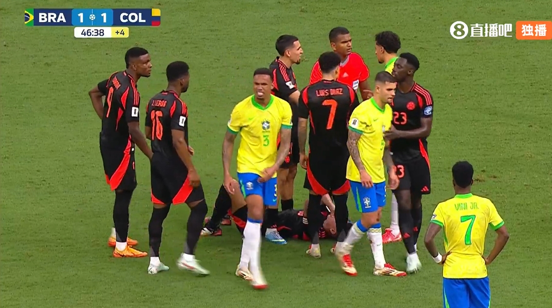 南美味道！加布里埃爾一臂干翻J羅染黃，后者痛苦捂面