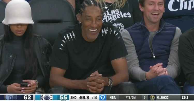 助陣親兒子！皮蓬現(xiàn)場觀戰(zhàn)灰熊比賽 小皮蓬進(jìn)球后非常開心