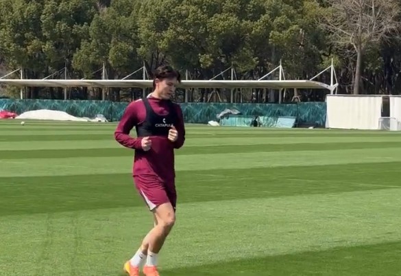 記者：沈子貴在教練帶領(lǐng)下恢復(fù)，去年遭右腿十字韌帶完全斷裂