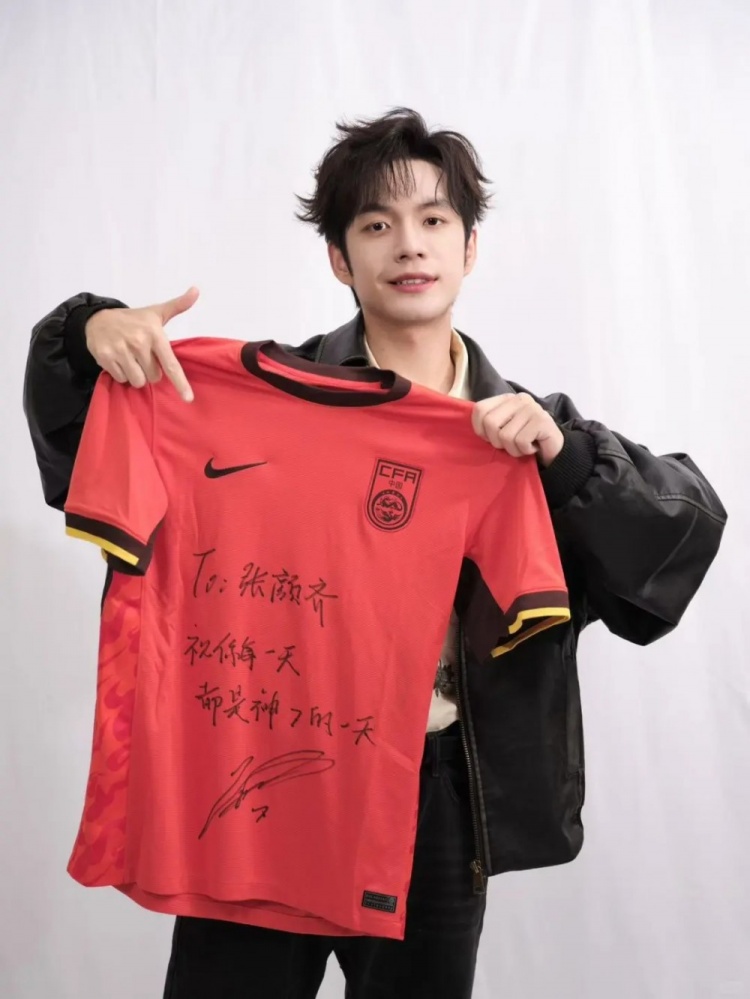 歌手張顏齊曬武磊to簽國足球衣，武磊評論：也是神“齊”的一天