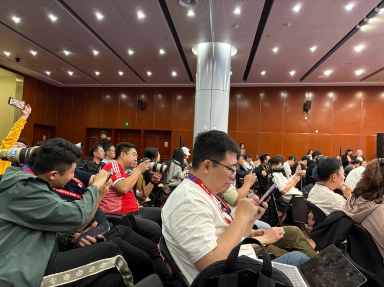 萬眾矚目！記者擠滿國足賽前新聞發(fā)布廳，賽場記者預(yù)計(jì)超300人