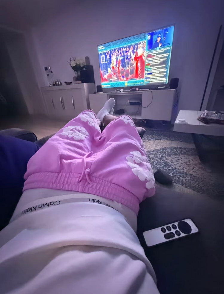 繼續(xù)嘲諷范德法特！亞馬爾TikTok曬半脫褲子看電視照片