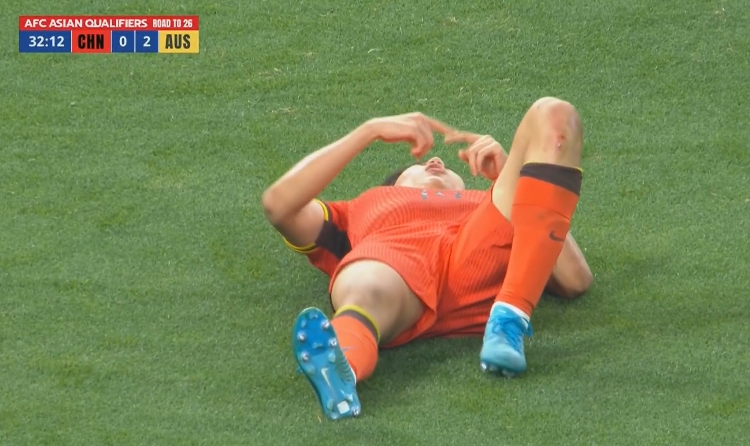 雪上加霜！國(guó)足0-2落后曹永競(jìng)第33分鐘傷退，拜合拉木替補(bǔ)登場(chǎng)！