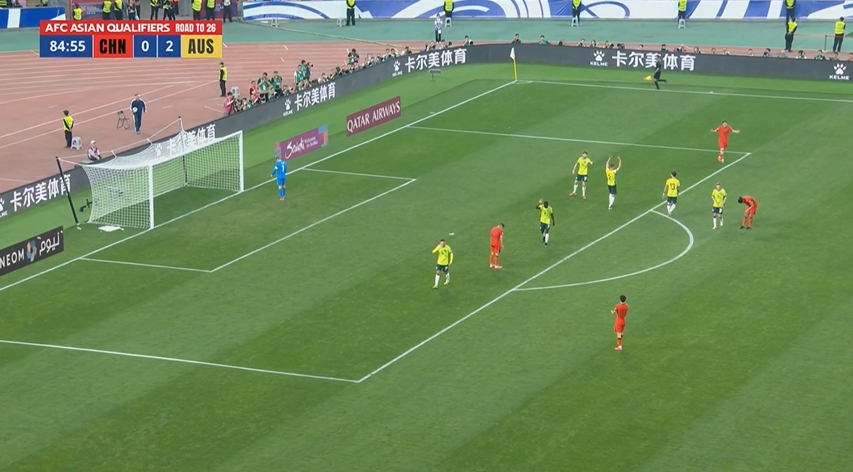 抽筋被換下！張玉寧強行選擇遠射打高，拜合拉木攤手