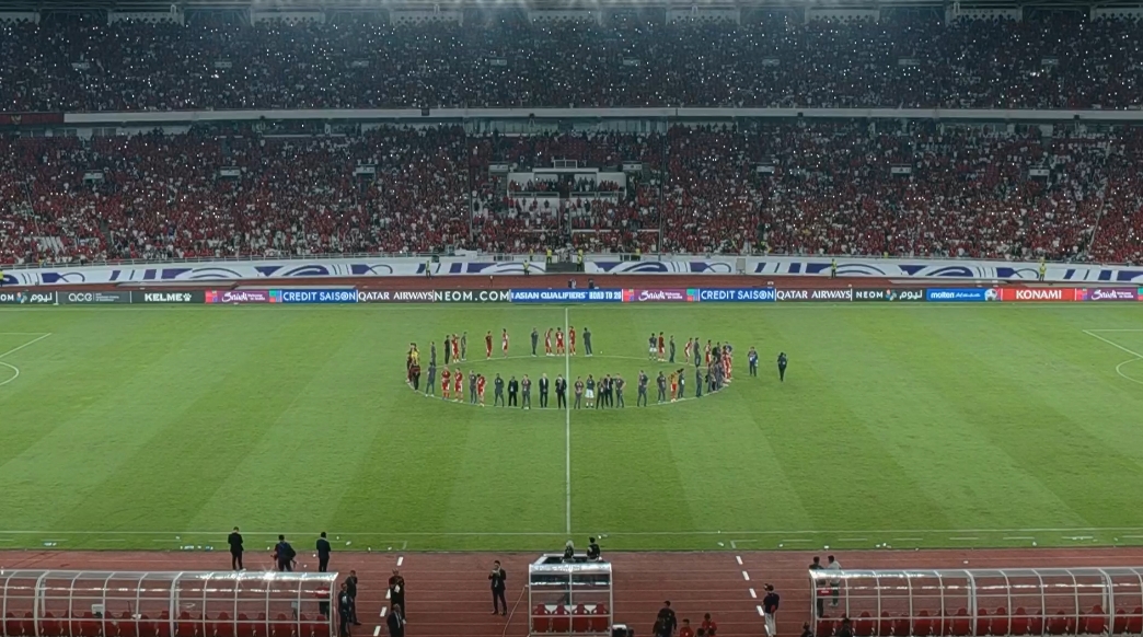 積9分掌握晉級附加賽主動權(quán)！賽后印尼全隊(duì)圍繞中圈面向球迷謝場