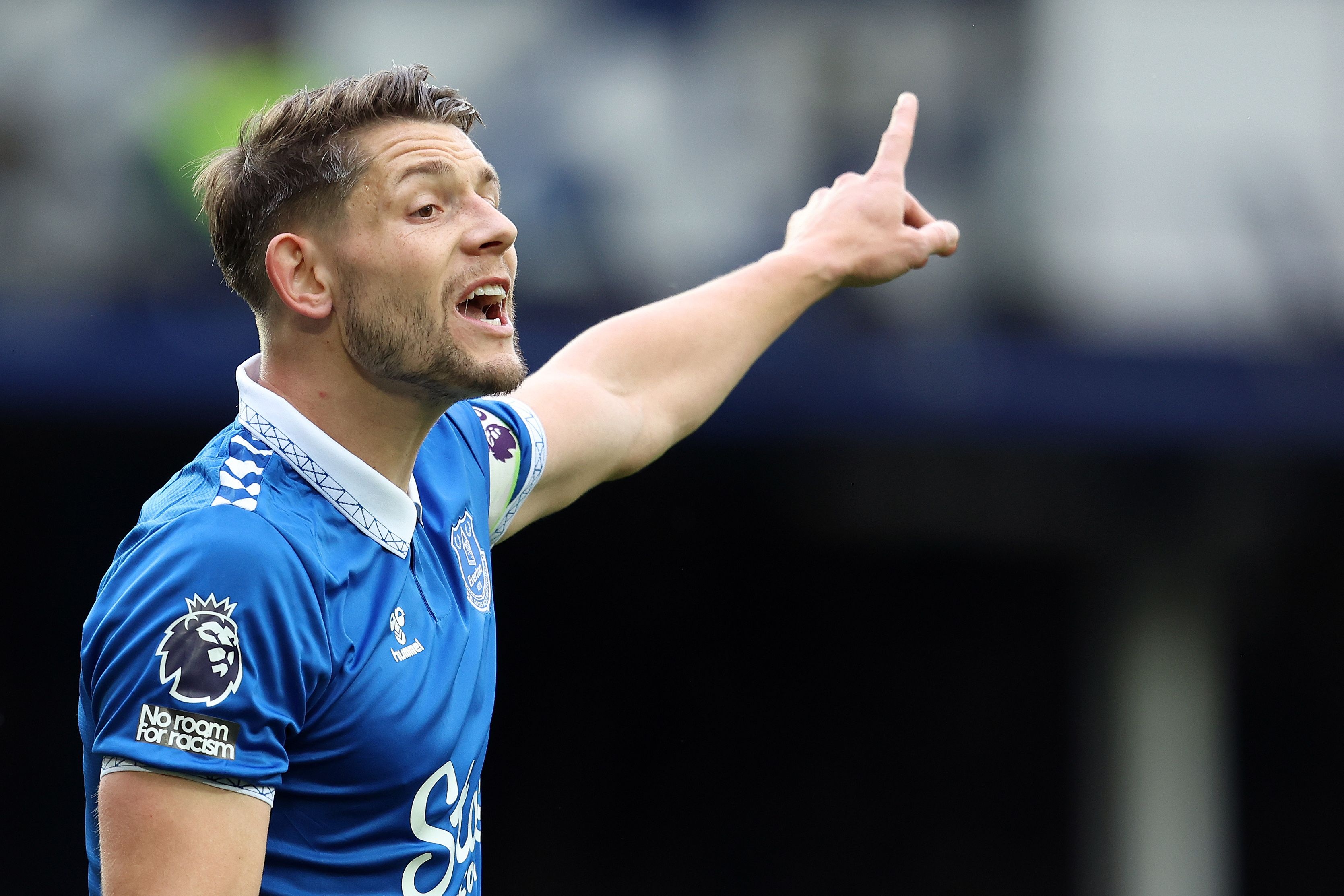 英媒：塔爾科夫斯基賽后在球員通道等待烏加特對(duì)峙，并嘲諷馬奎爾