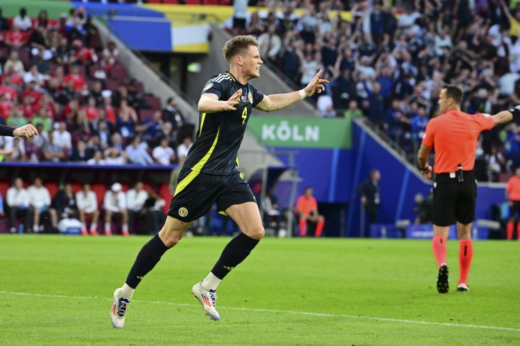 麥克托米奈：丹尼斯-勞為曼聯(lián)和蘇格蘭貢獻巨大 追隨他意義非凡