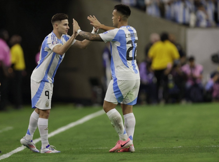 TYC：梅西傷缺后，勞塔羅和阿爾瓦雷斯可能聯(lián)袂首發(fā)對陣烏拉圭