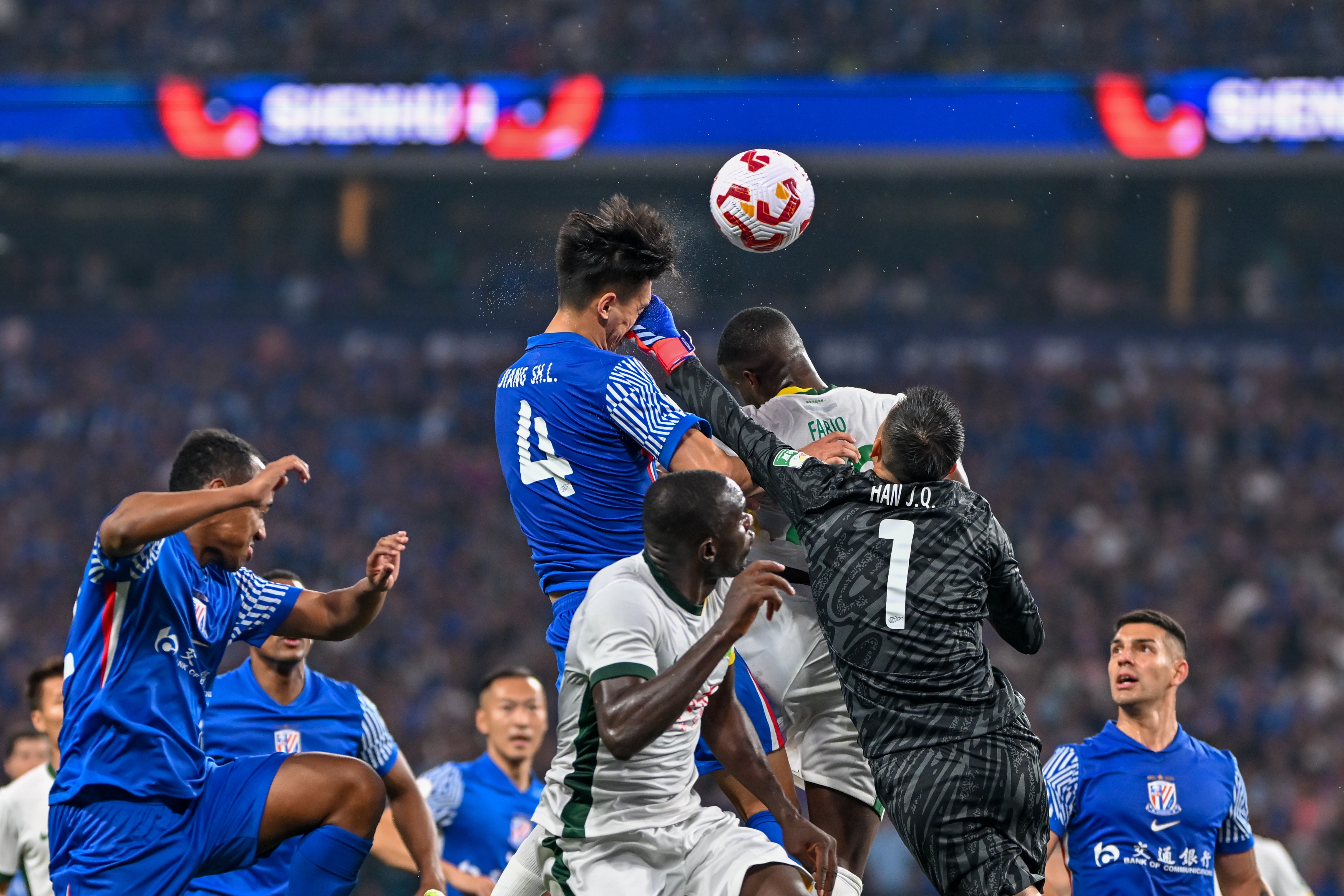 北青體育：由于蔣圣龍鼻骨骨折，國足不排除補招其他球員的可能