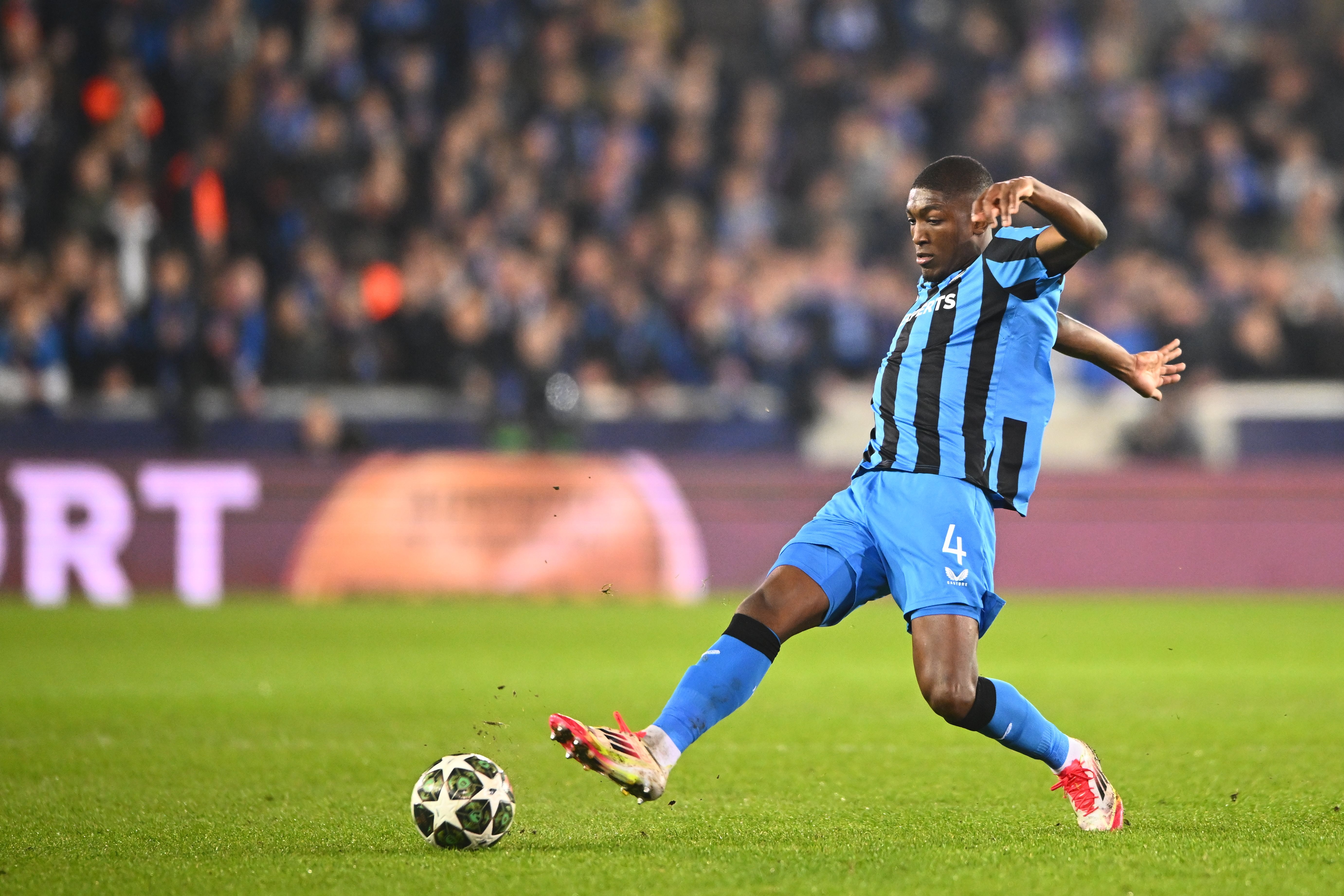 郵報：利物浦在關(guān)注布魯日后衛(wèi)奧多涅茲，科爾克茲也是目標之一