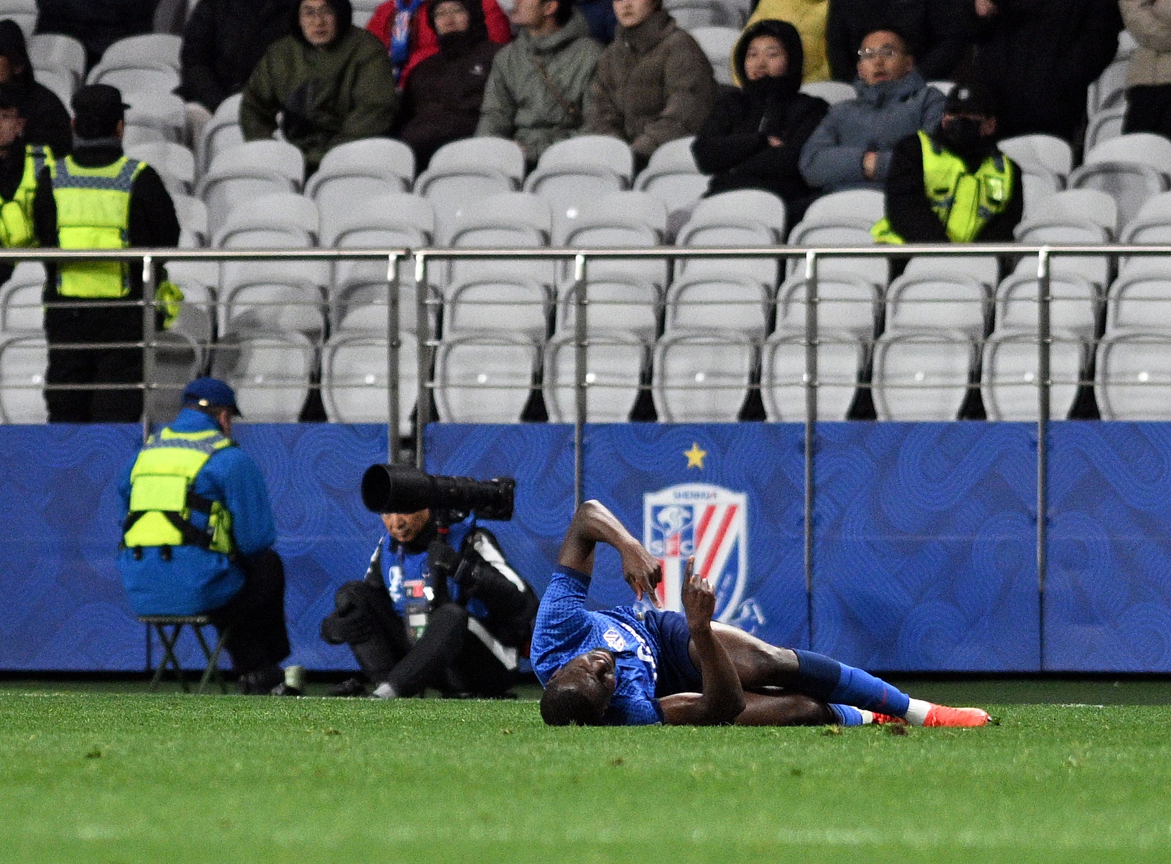 記者：朱辰杰、路易斯仍在康復(fù) 申花用熱身尋找 “阿馬杜B計(jì)劃”