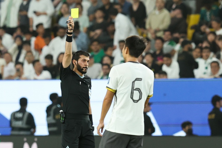 該用誰(shuí)了？王上源前7輪均為首發(fā)后腰，下一輪對(duì)澳大利亞將停賽