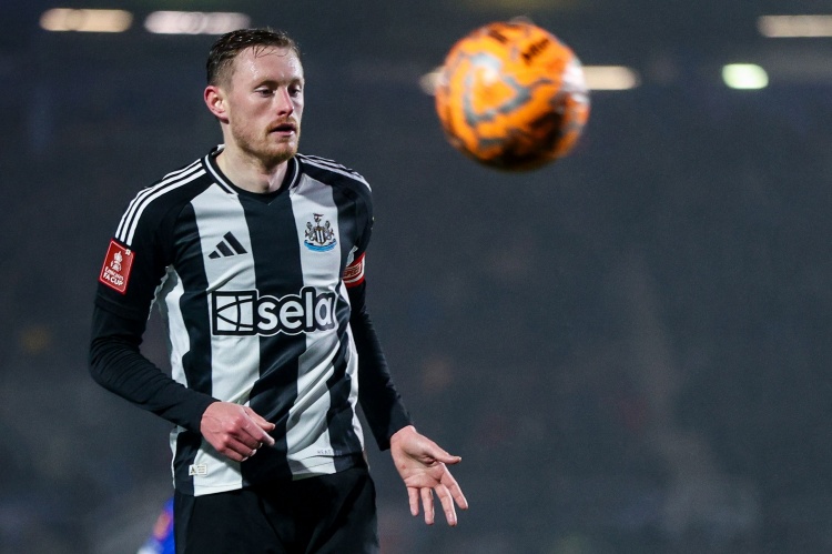 英媒：曼聯(lián)瞄準紐卡斯?fàn)栔袌鲂ざ?朗斯塔夫 夏季轉(zhuǎn)會競爭升溫