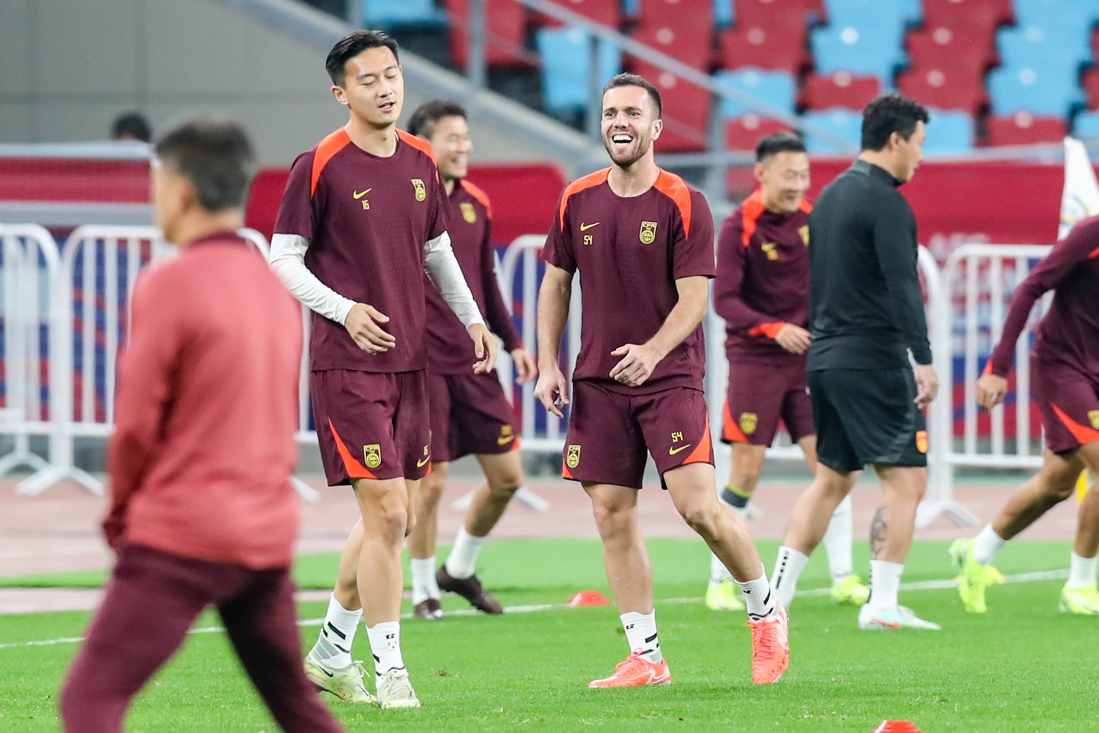 留作后手！塞爾吉尼奧、王鈺棟替補(bǔ)待命，本場能否上演國足首秀？